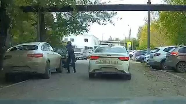 Студент стреляет по машине на пути к пермскому вузу. Кадры с видеорегистратора Студент стреляет по машине на пути к пермскому вузу. Кадры с видеорегистратора - РИА Новости, 1920, 21.09.2021