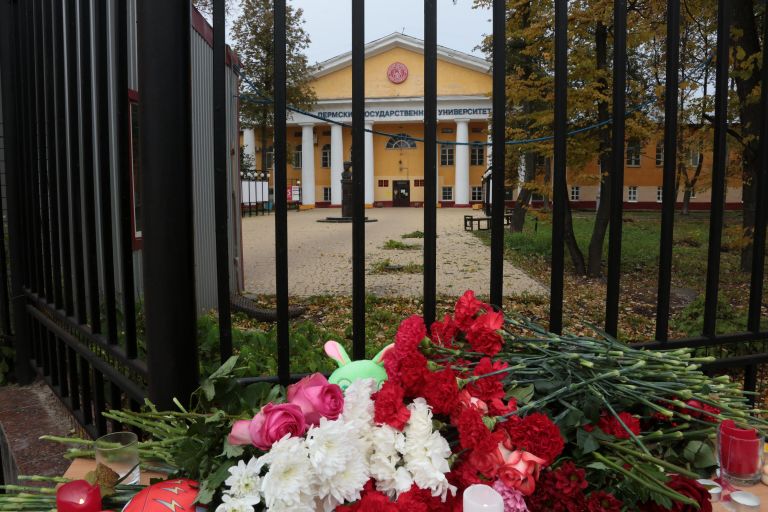 Цветы в память о погибших в результате стрельбы в Пермском университете Цветы в память о погибших в результате стрельбы в Пермском университете