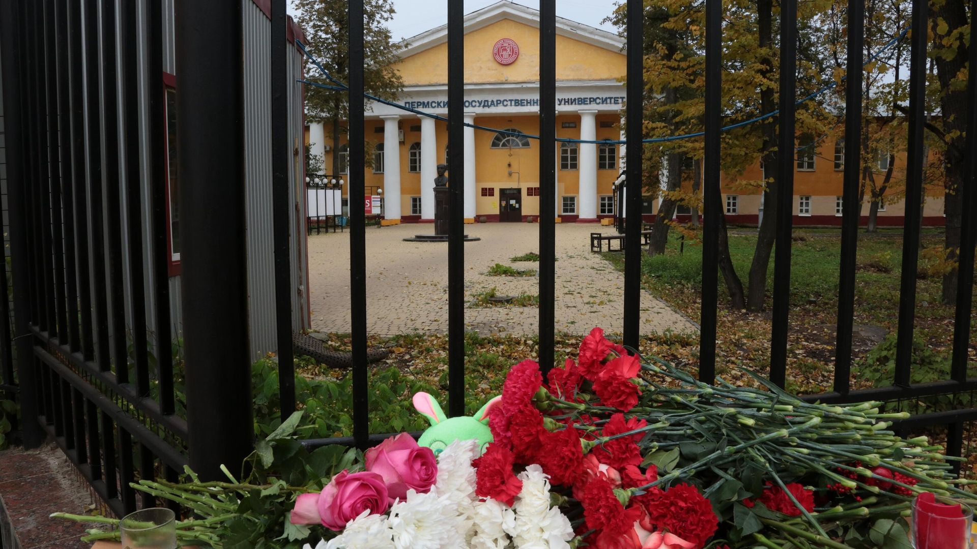 Цветы в память о погибших в результате стрельбы в Пермском университете Цветы в память о погибших в результате стрельбы в Пермском университете - РИА Новости, 1920, 26.09.2021