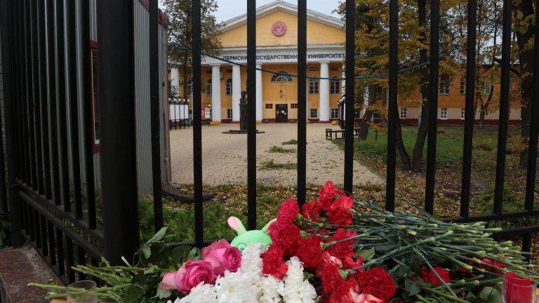 Цветы в память о погибших в результате стрельбы в Пермском университете Цветы в память о погибших в результате стрельбы в Пермском университете