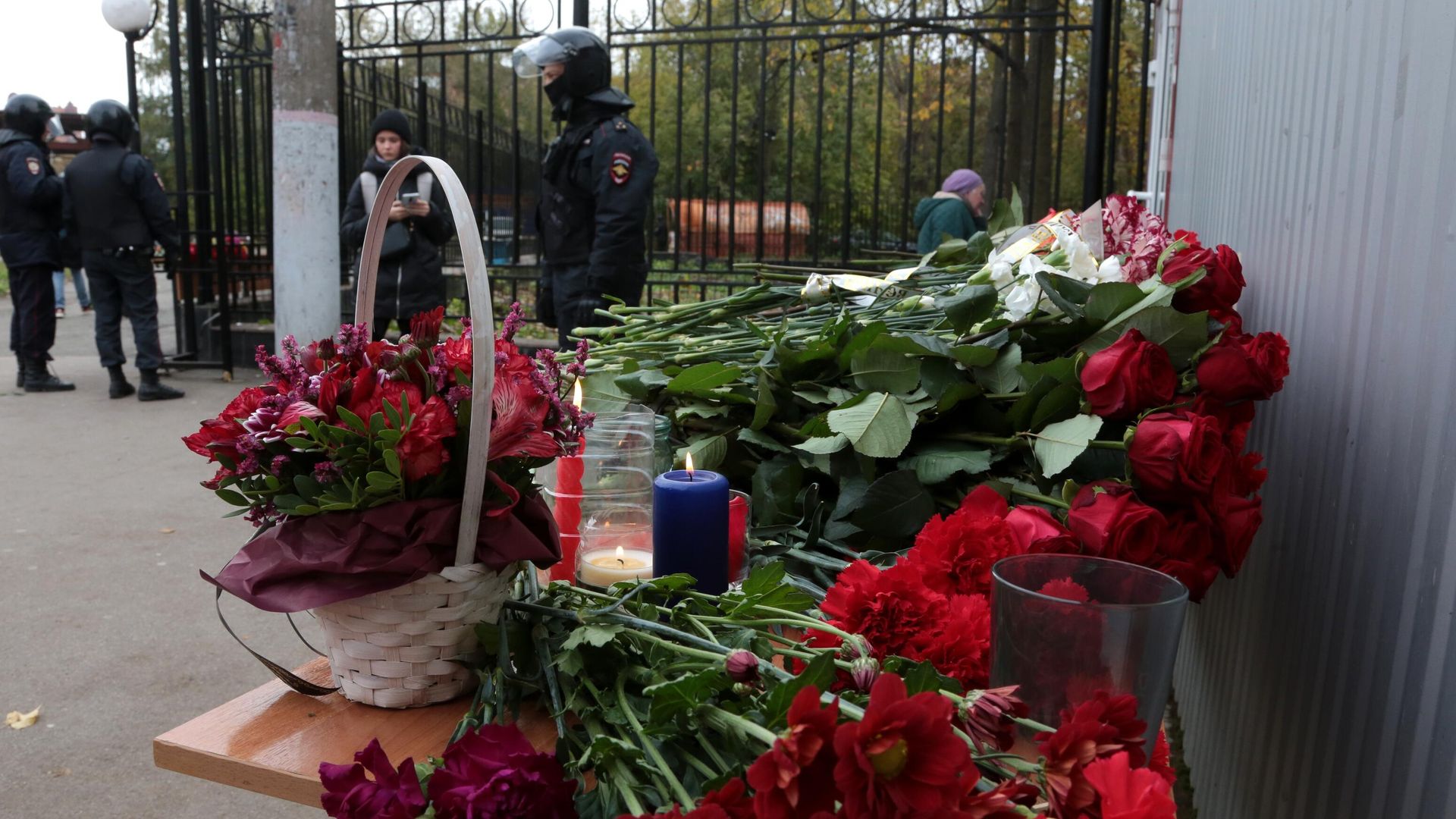 Цветы в память о погибших в результате стрельбы в Пермском университете Цветы в память о погибших в результате стрельбы в Пермском университете - РИА Новости, 1920, 22.09.2021
