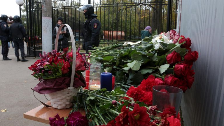 Цветы в память о погибших в результате стрельбы в Пермском университете Цветы в память о погибших в результате стрельбы в Пермском университете