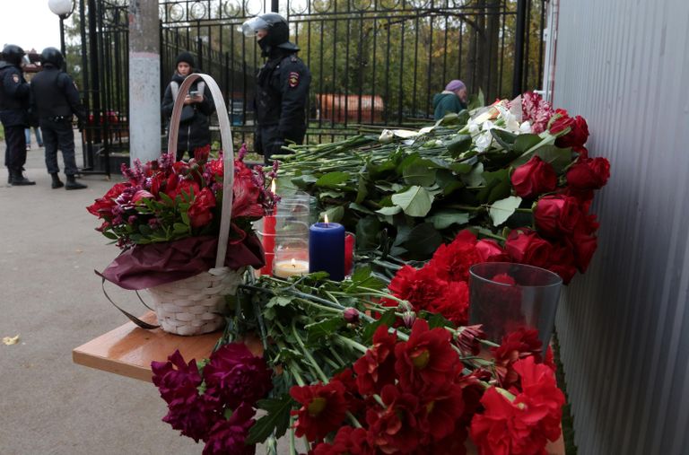 Цветы в память о погибших в результате стрельбы в Пермском университете Цветы в память о погибших в результате стрельбы в Пермском университете