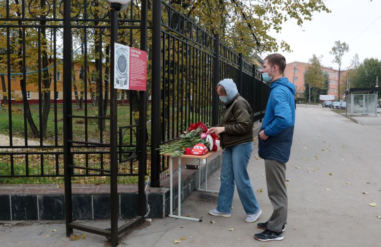 Люди возлагают цветы в память о погибших в результате стрельбы в Пермском университете Люди возлагают цветы в память о погибших в результате стрельбы в Пермском университете