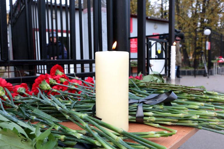 Цветы и свечи в память о погибших в результате стрельбы в Пермском университете Цветы и свечи в память о погибших в результате стрельбы в Пермском университете