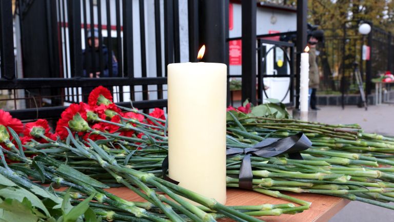 Цветы и свечи в память о погибших в результате стрельбы в Пермском университете Цветы и свечи в память о погибших в результате стрельбы в Пермском университете