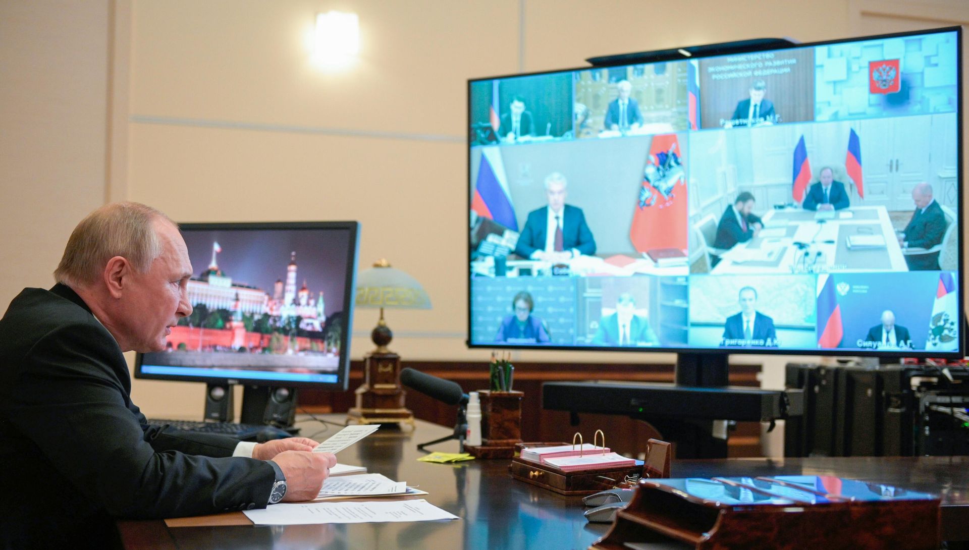 Президент РФ Владимир Путин проводит в режиме видеоконференции совещание по экономическим вопросам Президент РФ Владимир Путин проводит в режиме видеоконференции совещание по экономическим вопросам - РИА Новости, 1920, 29.02.2024