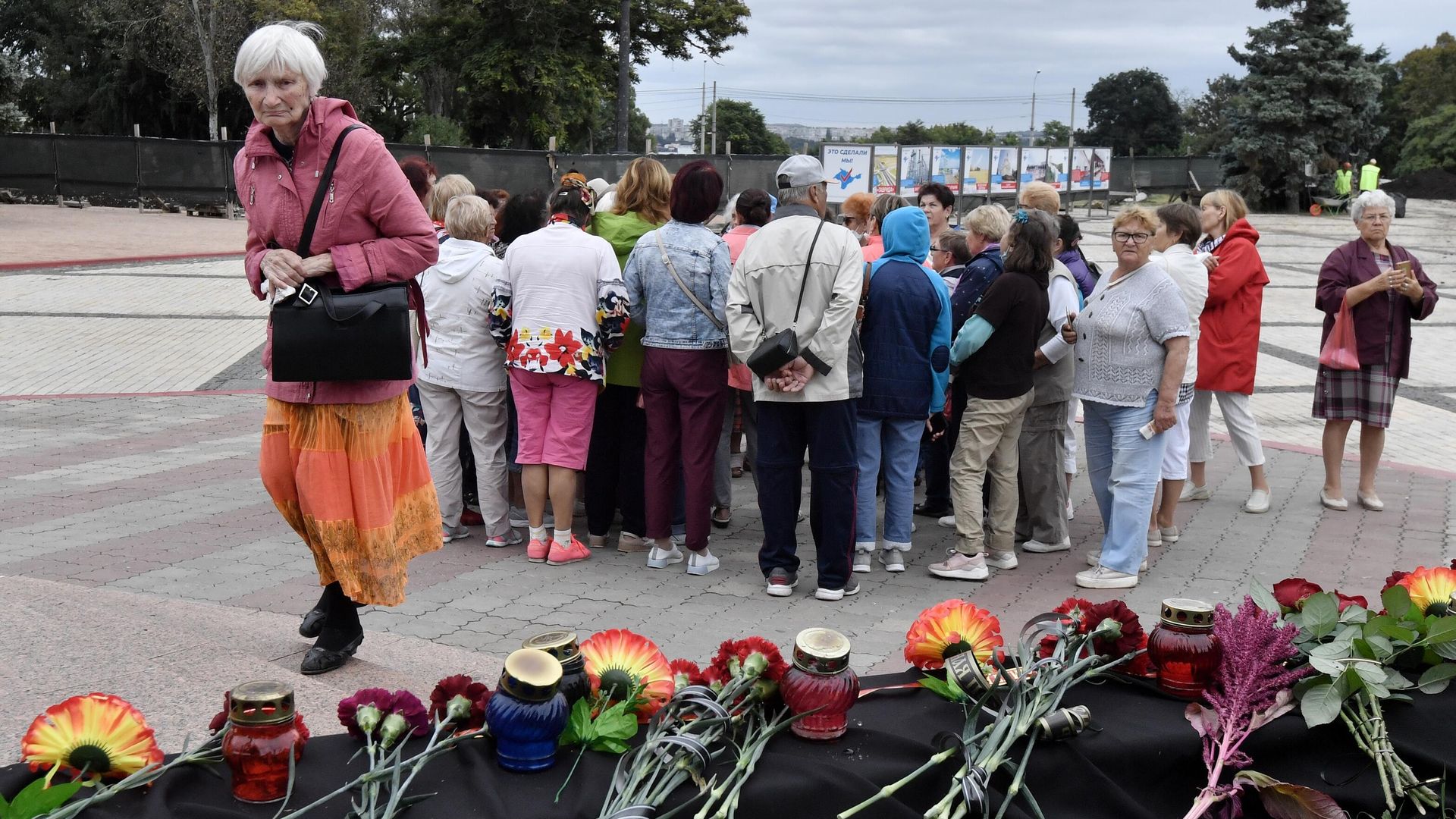 Цветы и свечи в память о погибших во время стрельбы в Пермском государственном национальном исследовательском университете Цветы и свечи в память о погибших во время стрельбы в Пермском государственном национальном исследовательском университете - РИА Новости, 1920, 01.10.2021