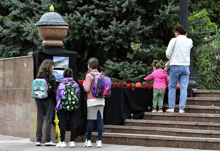 Люди у стихийного мемориала в Керчи, организованного в память о погибших при стрельбе в Пермском государственном национальном исследовательском университете Люди у стихийного мемориала в Керчи, организованного в память о погибших при стрельбе в Пермском государственном национальном исследовательском университете