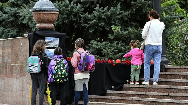 Люди у стихийного мемориала в Керчи, организованного в память о погибших при стрельбе в Пермском государственном национальном исследовательском университете Люди у стихийного мемориала в Керчи, организованного в память о погибших при стрельбе в Пермском государственном национальном исследовательском университете