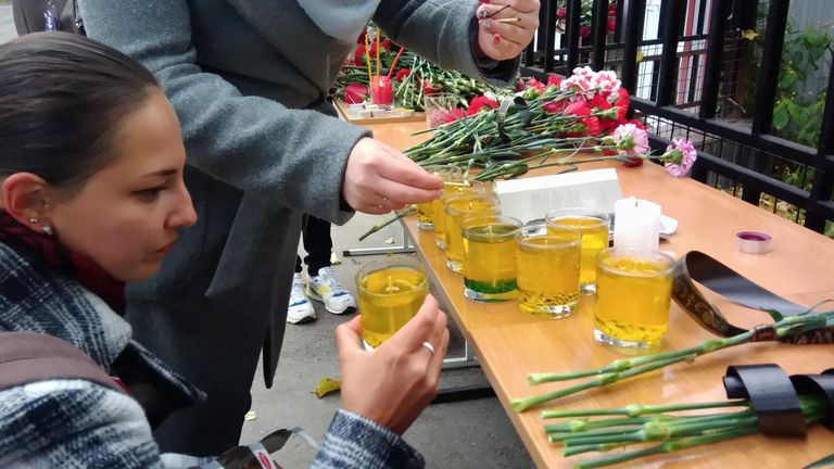 Люди зажигают свечи в память о погибших в результате стрельбы в Пермском университете Люди зажигают свечи в память о погибших в результате стрельбы в Пермском университете