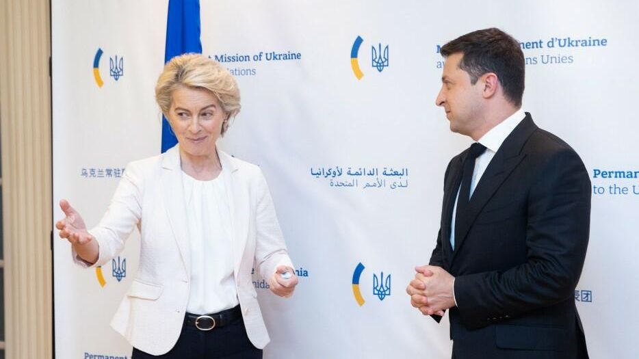 Председатель Еврокомиссии Урсула фон дер Ляйен и президент Украины Владимир Зеленский во время встречи в Нью-Йорке Председатель Еврокомиссии Урсула фон дер Ляйен и президент Украины Владимир Зеленский во время встречи в Нью-Йорке - РИА Новости, 1920, 22.09.2021