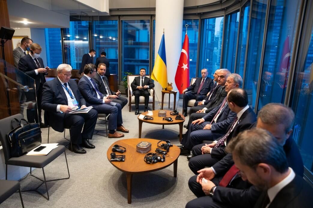 Президент Украины Владимир Зеленский и президент Турции Тайип Эрдоган во время встречи в Нью-Йорке Президент Украины Владимир Зеленский и президент Турции Тайип Эрдоган во время встречи в Нью-Йорке - РИА Новости, 1920, 22.09.2021