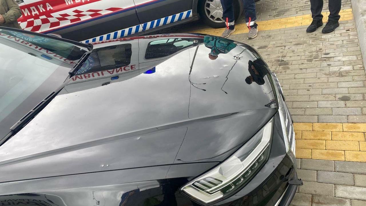 Обстрелянный автомобиль помощника президента Украины Сергея Шефира Обстрелянный автомобиль помощника президента Украины Сергея Шефира - РИА Новости, 1920, 22.09.2021