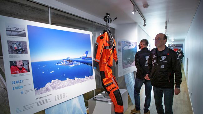 Посетители на фотовыставке по итогам экспедиции Хозяин Арктики-2021