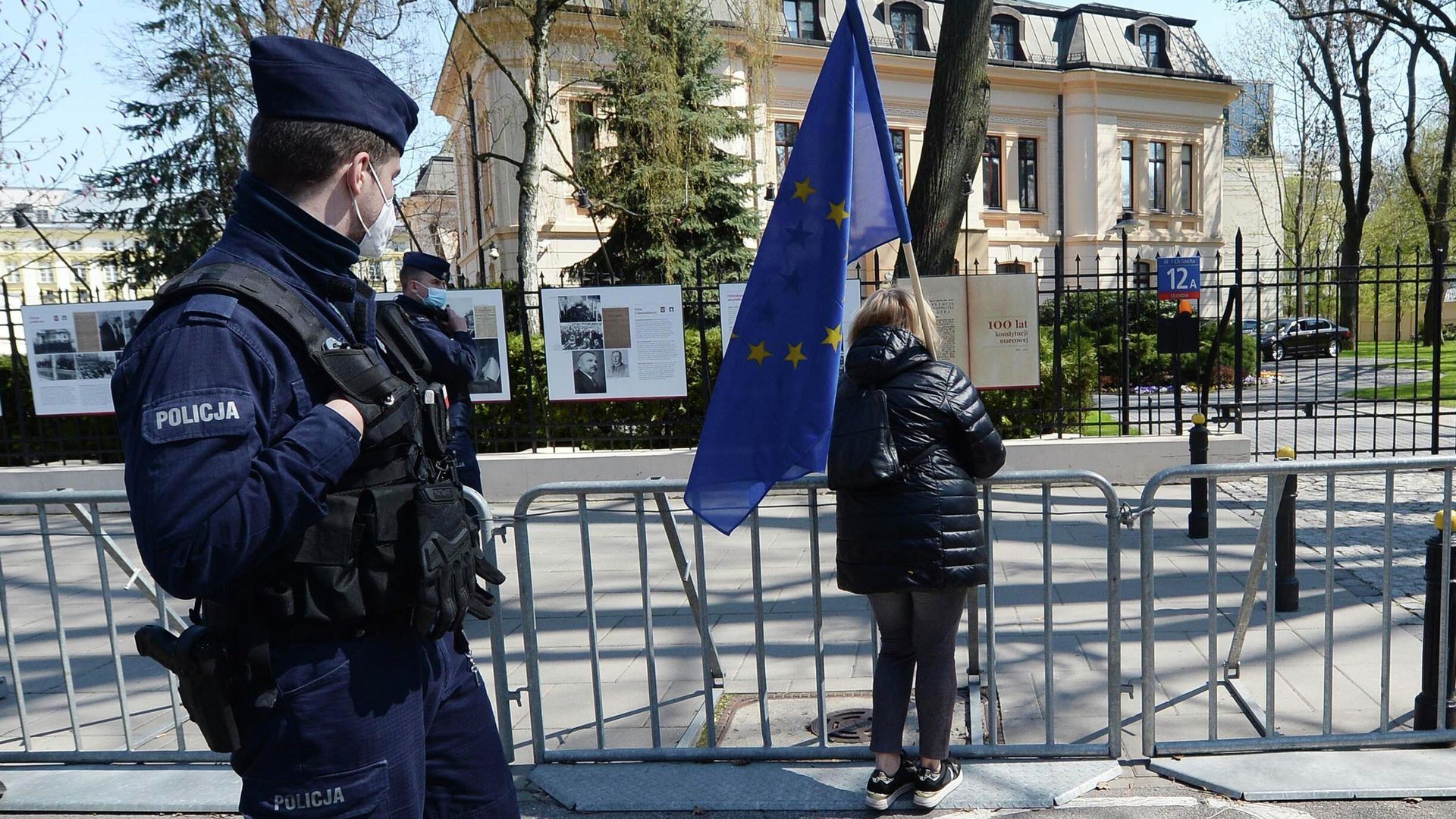 Полицейские и женщина с флагом ЕС у здания Конституционного суда в Варшаве Полицейские и женщина с флагом ЕС у здания Конституционного суда в Варшаве - РИА Новости, 1920, 23.09.2021
