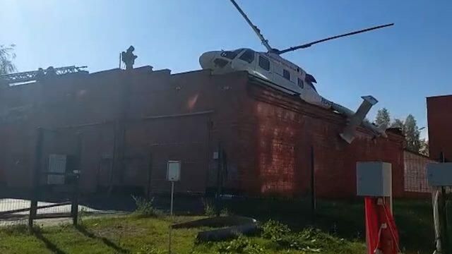 Работы на месте аварийной посадки вертолета в Ижевске Работы на месте аварийной посадки вертолета в Ижевске - РИА Новости, 1920, 23.09.2021