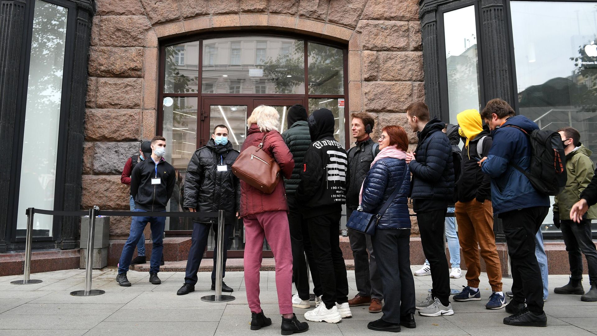 Очередь у входа в магазин re:Store на Тверской улице в Москве, где 24 сентября начались продажи устройств нового семейства iPhone 13 Очередь у входа в магазин re:Store на Тверской улице в Москве, где 24 сентября начались продажи устройств нового семейства iPhone 13 - РИА Новости, 1920, 24.09.2021
