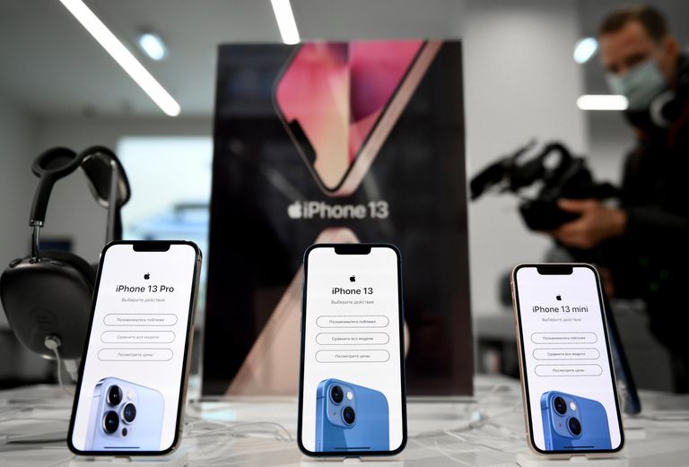 Телефоны компании Apple в магазине re:Store на Тверской улице в Москве, где 24 сентября начались продажи устройств нового семейства iPhone 13 Телефоны компании Apple в магазине re:Store на Тверской улице в Москве, где 24 сентября начались продажи устройств нового семейства iPhone 13