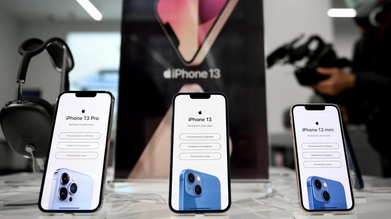 Телефоны компании Apple в магазине re:Store на Тверской улице в Москве, где 24 сентября начались продажи устройств нового семейства iPhone 13