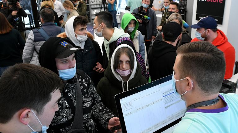 Старт продаж iPhone 13