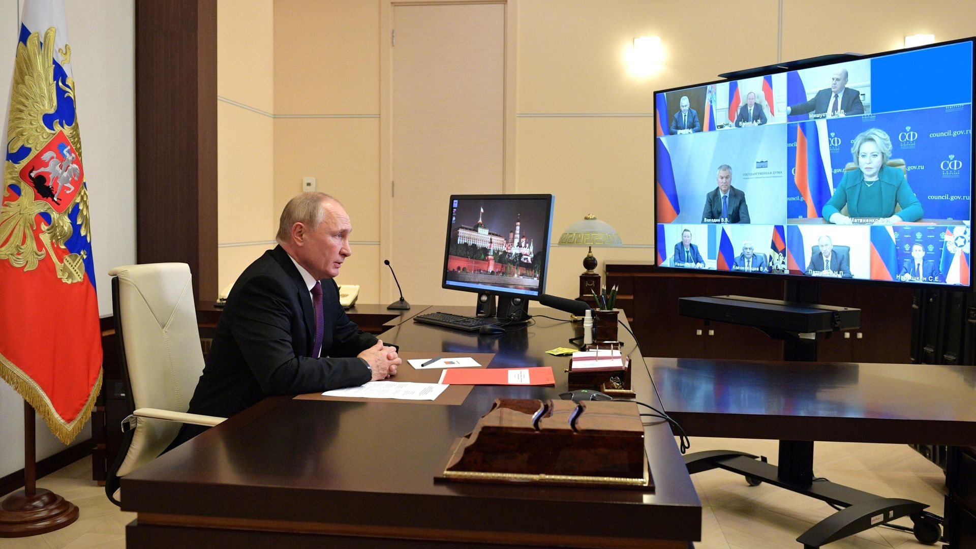 Президент РФ Владимир Путин проводит оперативное совещание с постоянными членами Совета безопасности РФ Президент РФ Владимир Путин проводит оперативное совещание с постоянными членами Совета безопасности РФ - РИА Новости, 1920, 25.09.2021