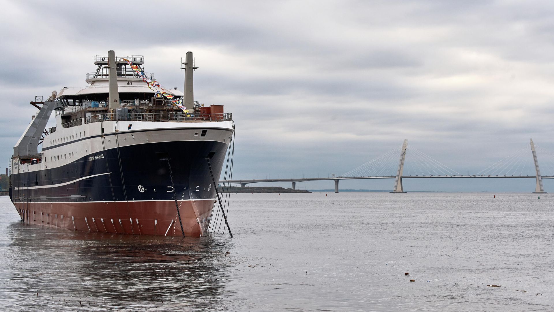 Большое рыболовное морозильное судно проекта СТ-192 Капитан Мартынов во время спуска на воду на Адмиралтейских верфях Большое рыболовное морозильное судно проекта СТ-192 Капитан Мартынов во время спуска на воду на Адмиралтейских верфях - РИА Новости, 1920, 24.09.2021
