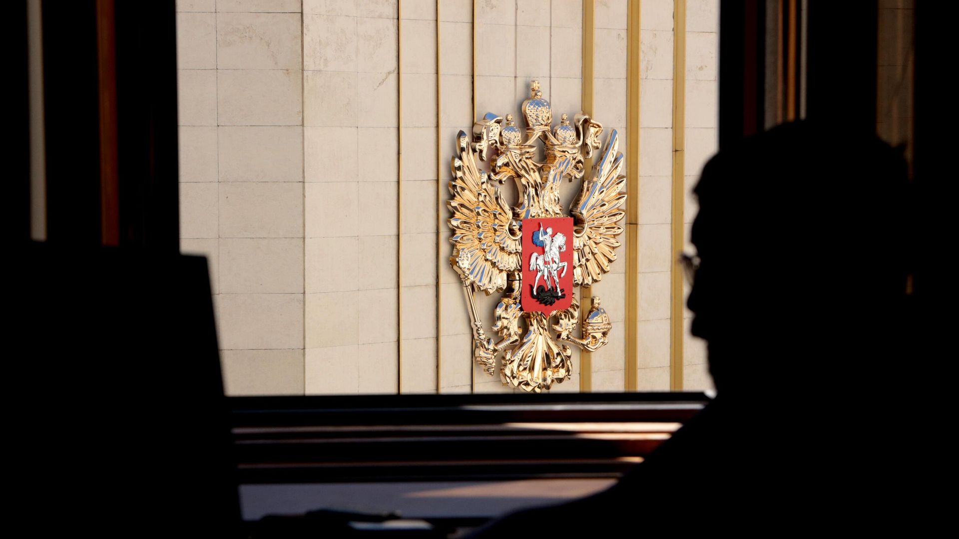 Государственный герб Российский Федерации на фасаде здания Госсовета Республики Крым в Симферополе Государственный герб Российский Федерации на фасаде здания Госсовета Республики Крым в Симферополе - РИА Новости, 1920, 25.01.2022
