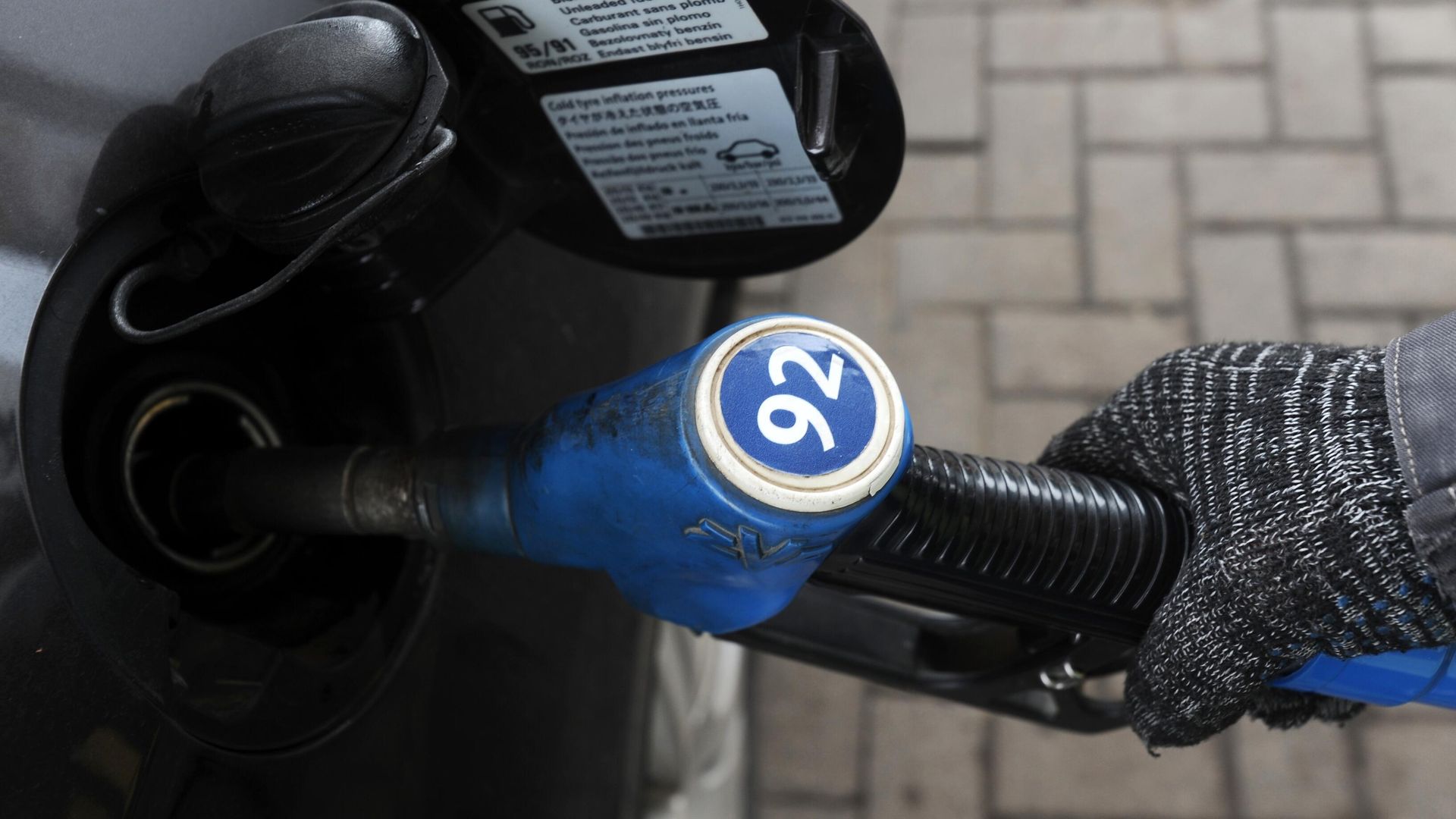 Человек заправляет автомобиль на автозаправочной станции сети Роснефть Человек заправляет автомобиль на автозаправочной станции сети Роснефть - РИА Новости, 1920, 05.05.2022