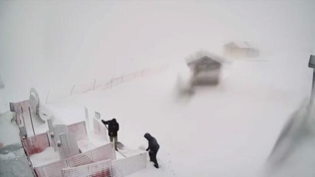 В Красной поляне убирают сугробы после выпавшего снега В Красной поляне убирают сугробы после выпавшего снега - РИА Новости, 1920, 25.09.2021
