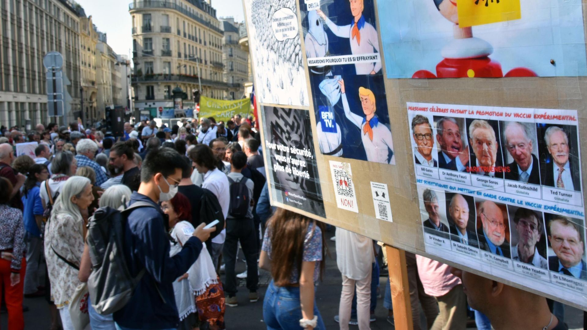 Участники во время протестов против COVID-ограничений в Париже Участники во время протестов против COVID-ограничений в Париже - РИА Новости, 1920, 02.10.2021