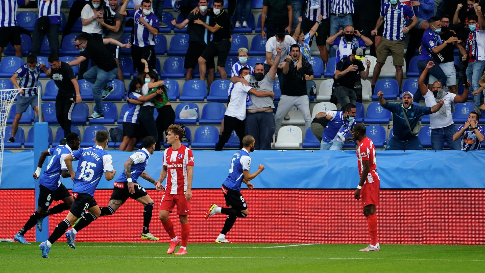 Soccer Football - LaLiga - Deportivo Alaves v Atletico Madrid - Estadio Mendizorroza, Vitoria-Gasteiz, Spain - September 25, 2021 Deportivo Alaves' Victor Laguardia celebrates scoring their first goal REUTERS/Vincent West Soccer Football - LaLiga - Deportivo Alaves v Atletico Madrid - Estadio Mendizorroza, Vitoria-Gasteiz, Spain - September 25, 2021 Deportivo Alaves' Victor Laguardia celebrates scoring their first goal REUTERS/Vincent West - РИА Новости, 1920, 25.09.2021