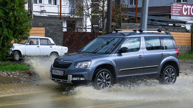 Автомобиль на улице Мира в Сочи, затопленной после сильного дождя