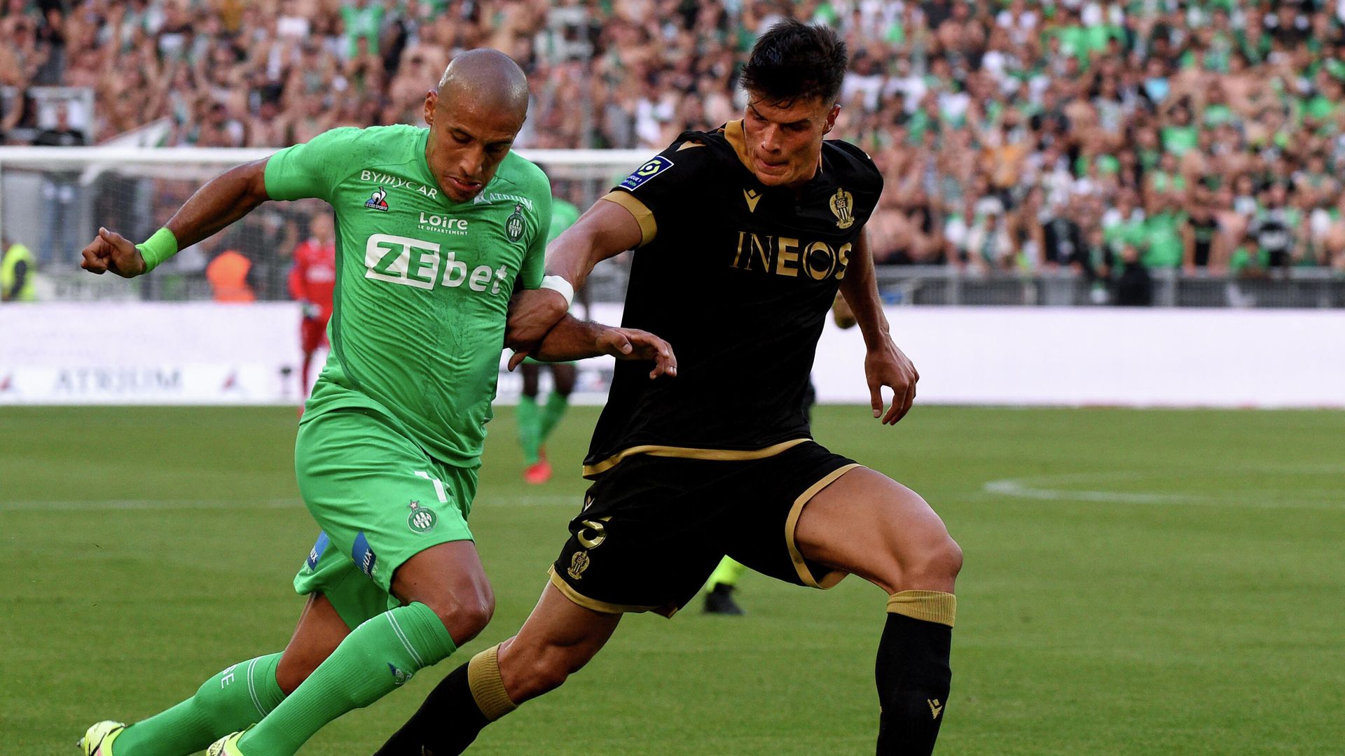Saint-Etienne's Tunisian forward Wahbi Khazri (L) fights for the ball with Nice's Austrian defender Flavius Daniliuc (R) during the French L1 football match between Saint-Etienne (ASSE) and OGC Nice at The Geoffroy-Guichard Stadium in Saint-Etienne, central France, on September 25, 2021. (Photo by JEAN-PHILIPPE KSIAZEK / AFP) - РИА Новости, 1920, 25.09.2021