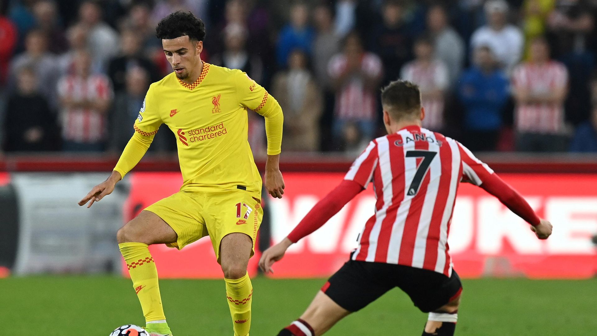 Liverpool's English midfielder Curtis Jones (L) vies with Brentford's Spanish striker Sergi Canos during the English Premier League football match between Brentford and Liverpool at Brentford Community Stadium in London on September 25, 2021. (Photo by Glyn KIRK / AFP) / RESTRICTED TO EDITORIAL USE. No use with unauthorized audio, video, data, fixture lists, club/league logos or 'live' services. Online in-match use limited to 120 images. An additional 40 images may be used in extra time. No video emulation. Social media in-match use limited to 120 images. An additional 40 images may be used in extra time. No use in betting publications, games or single club/league/player publications. / Liverpool's English midfielder Curtis Jones (L) vies with Brentford's Spanish striker Sergi Canos during the English Premier League football match between Brentford and Liverpool at Brentford Community Stadium in London on September 25, 2021. (Photo by Glyn KIRK / AFP) / RESTRICTED TO EDITORIAL USE. No use with unauthorized audio, video, data, fixture lists, club/league logos or 'live' services. Online in-match use limited to 120 images. An additional 40 images may be used in extra time. No video emulation. Social media in-match use limited to 120 images. An additional 40 images may be used in extra time. No use in betting publications, games or single club/league/player publications. / - РИА Новости, 1920, 25.09.2021