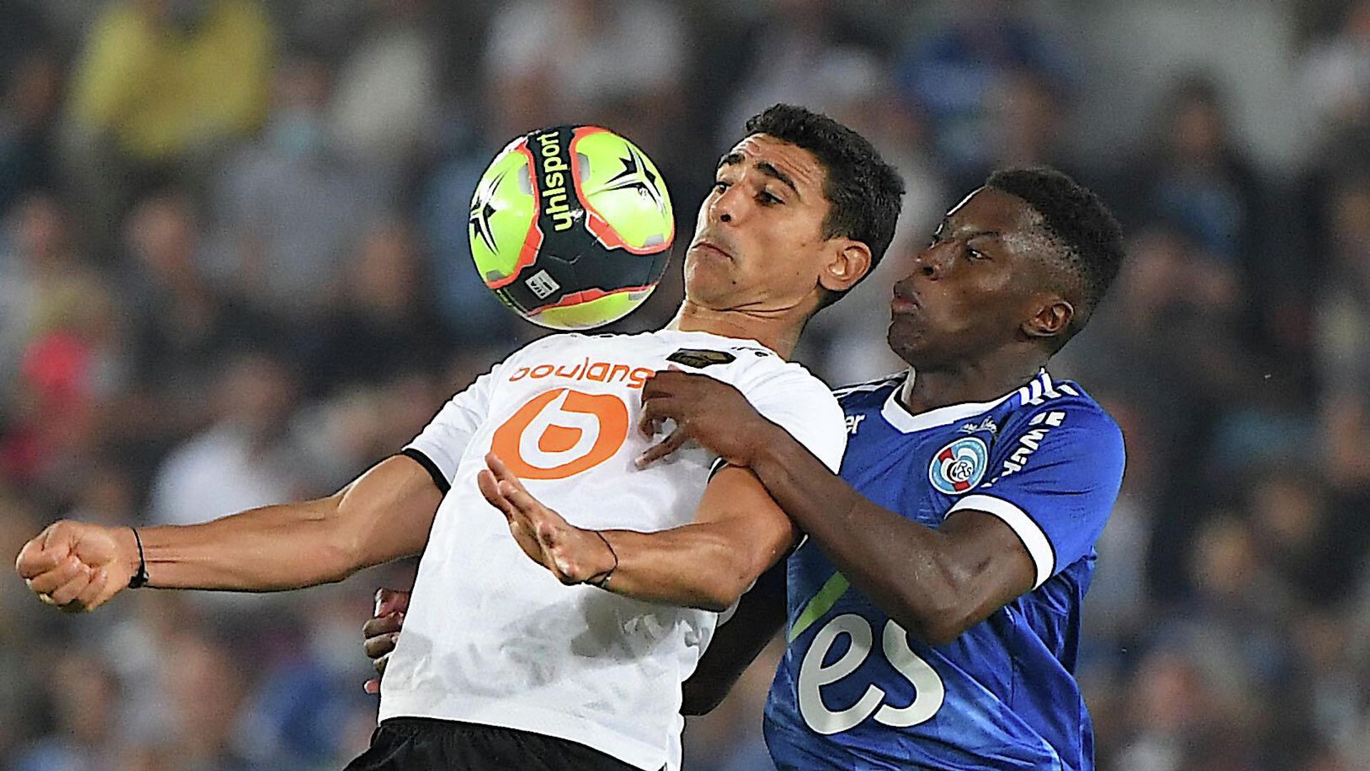 Lille's French midfielder Benjamin Andre (L) is challenged by Strasbourg's French midfielder Jean-Ricner Bellegarde during the French L1 football match between RC Strasbourg Alsace and Lille LOSC at Stade de la Meinau in Strasbourg, eastern France on September 25, 2021. (Photo by PATRICK HERTZOG / AFP) Lille's French midfielder Benjamin Andre (L) is challenged by Strasbourg's French midfielder Jean-Ricner Bellegarde during the French L1 football match between RC Strasbourg Alsace and Lille LOSC at Stade de la Meinau in Strasbourg, eastern France on September 25, 2021. (Photo by PATRICK HERTZOG / AFP) - РИА Новости, 1920, 25.09.2021