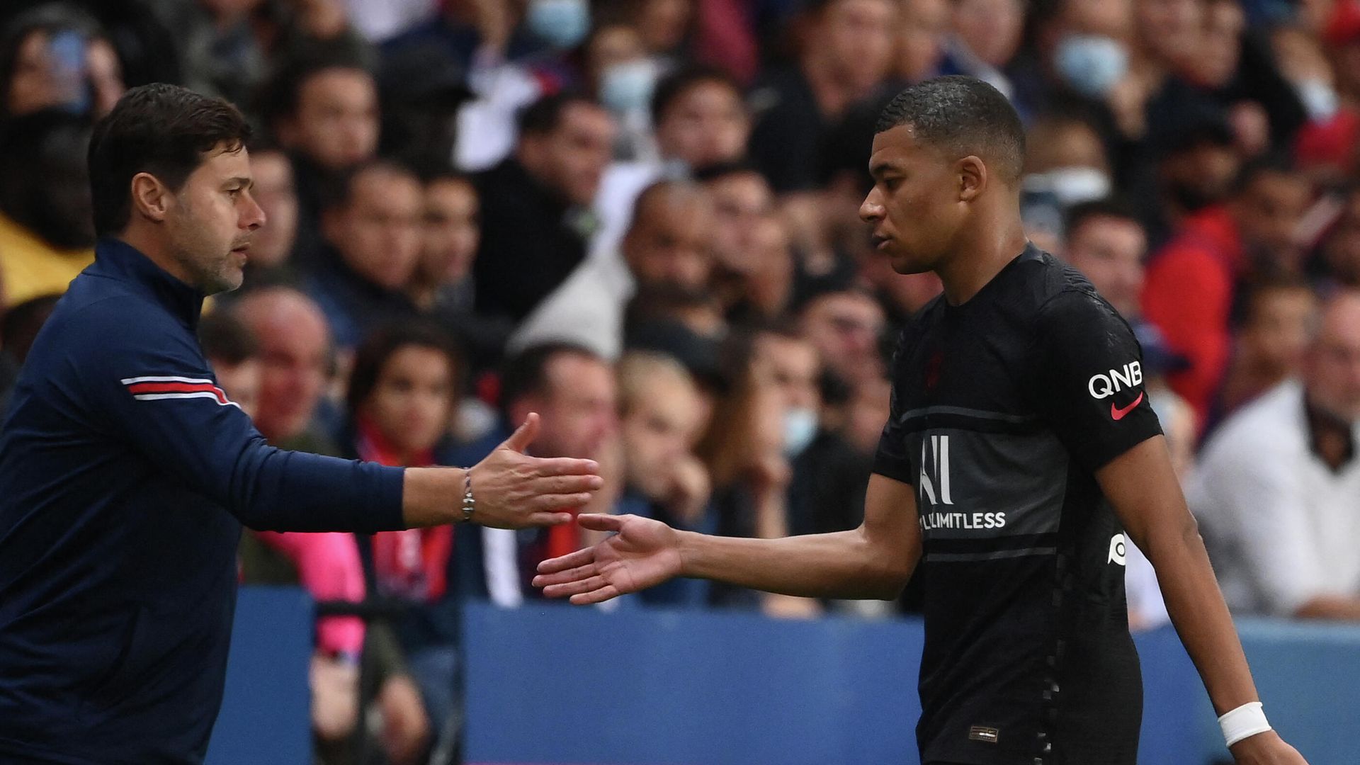 Paris Saint-Germain's French forward Kylian Mbappe greets Paris Saint-Germain's Argentinian head coach Mauricio Pochettino as he is substituted during the French L1 football match between Paris Saint-Germain (PSG) and Montpellier (MHSC) at The Parc des Princes stadium in Paris on September 25, 2021. (Photo by FRANCK FIFE / AFP) Paris Saint-Germain's French forward Kylian Mbappe greets Paris Saint-Germain's Argentinian head coach Mauricio Pochettino as he is substituted during the French L1 football match between Paris Saint-Germain (PSG) and Montpellier (MHSC) at The Parc des Princes stadium in Paris on September 25, 2021. (Photo by FRANCK FIFE / AFP) - РИА Новости, 1920, 26.09.2021