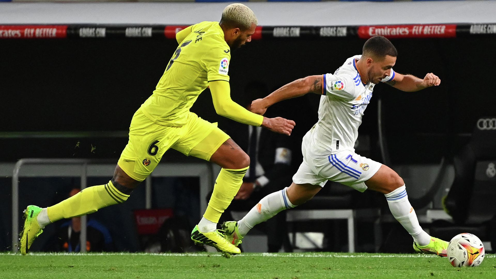 Villarreal's French midfielder Etienne Capoue (L) challenges Real Madrid's Belgian forward Eden Hazard during the Spanish League football match between Real Madrid and Villarreal CF at the Santiago Bernabeu stadium in Madrid on September 25, 2021. (Photo by GABRIEL BOUYS / AFP) Villarreal's French midfielder Etienne Capoue (L) challenges Real Madrid's Belgian forward Eden Hazard during the Spanish League football match between Real Madrid and Villarreal CF at the Santiago Bernabeu stadium in Madrid on September 25, 2021. (Photo by GABRIEL BOUYS / AFP) - РИА Новости, 1920, 26.09.2021
