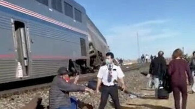 На месте хода с рельсов пассажирского поезда в штате Монтана, США На месте хода с рельсов пассажирского поезда в штате Монтана, США