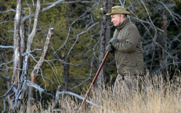 Президент РФ Владимир Путин во время прогулки в тайге Президент РФ Владимир Путин во время прогулки в тайге
