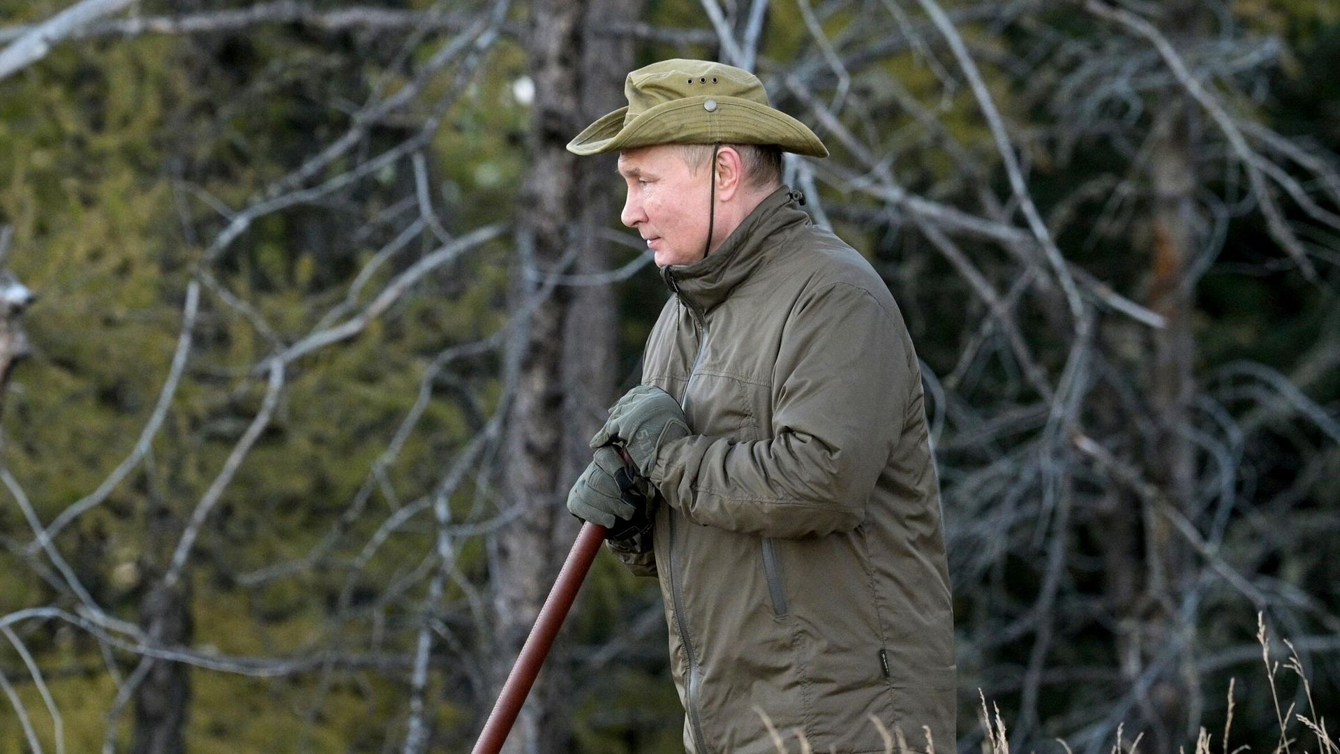 Президент РФ Владимир Путин во время прогулки в тайге Президент РФ Владимир Путин во время прогулки в тайге - РИА Новости, 1920, 26.09.2021