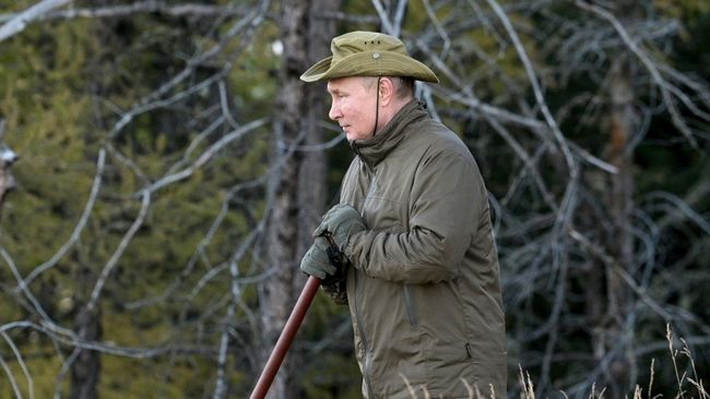 Президент РФ Владимир Путин во время прогулки в тайге Президент РФ Владимир Путин во время прогулки в тайге