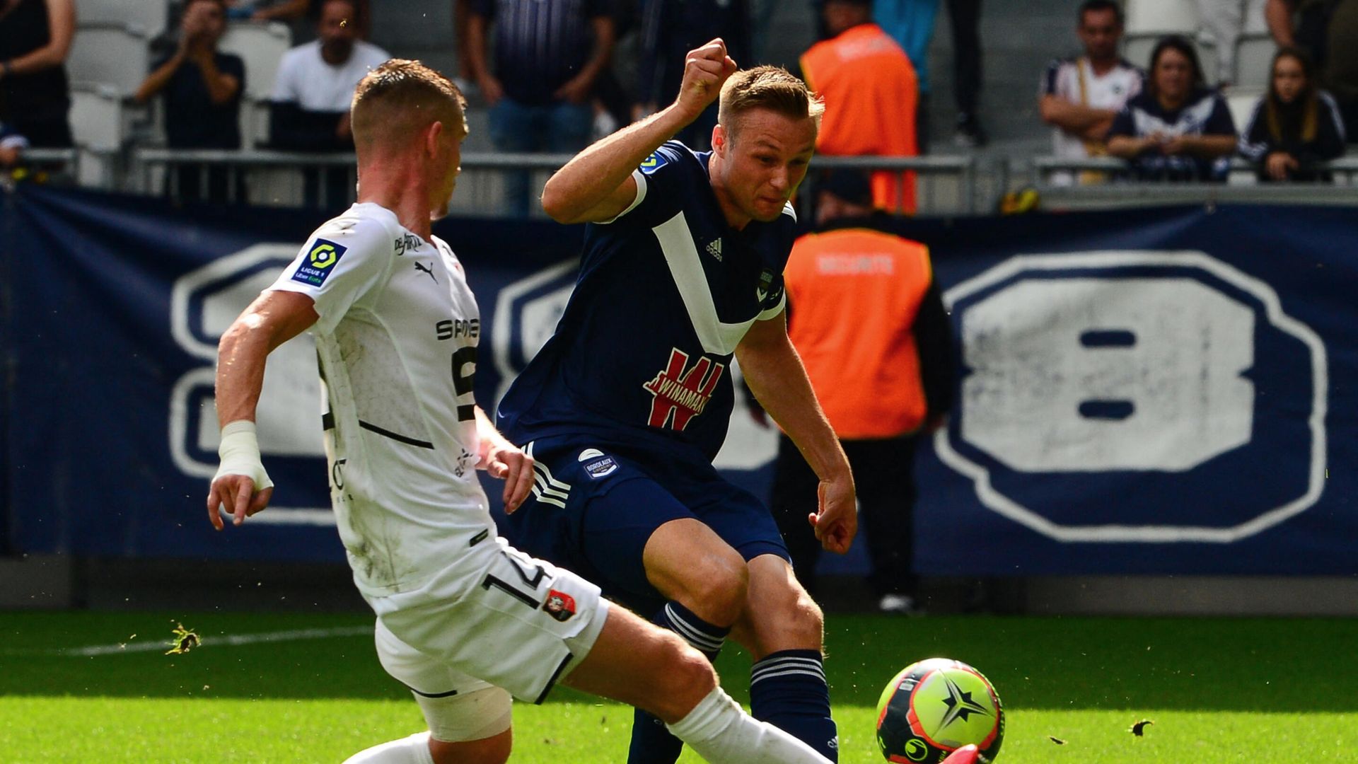 Bordeaux's Norwegian defender Stian Gregersen (R) fights for the ball against Rennes' French midfielder Benjamin Bourigeaud during the French L1 football match between FC Girondins de Bordeaux and Stade Rennais F.C. at The Matmut Atlantique Stadium in Bordeaux, south-western France on September 26, 2021. (Photo by MEHDI FEDOUACH / AFP) Bordeaux's Norwegian defender Stian Gregersen (R) fights for the ball against Rennes' French midfielder Benjamin Bourigeaud during the French L1 football match between FC Girondins de Bordeaux and Stade Rennais F.C. at The Matmut Atlantique Stadium in Bordeaux, south-western France on September 26, 2021. (Photo by MEHDI FEDOUACH / AFP) - РИА Новости, 1920, 26.09.2021