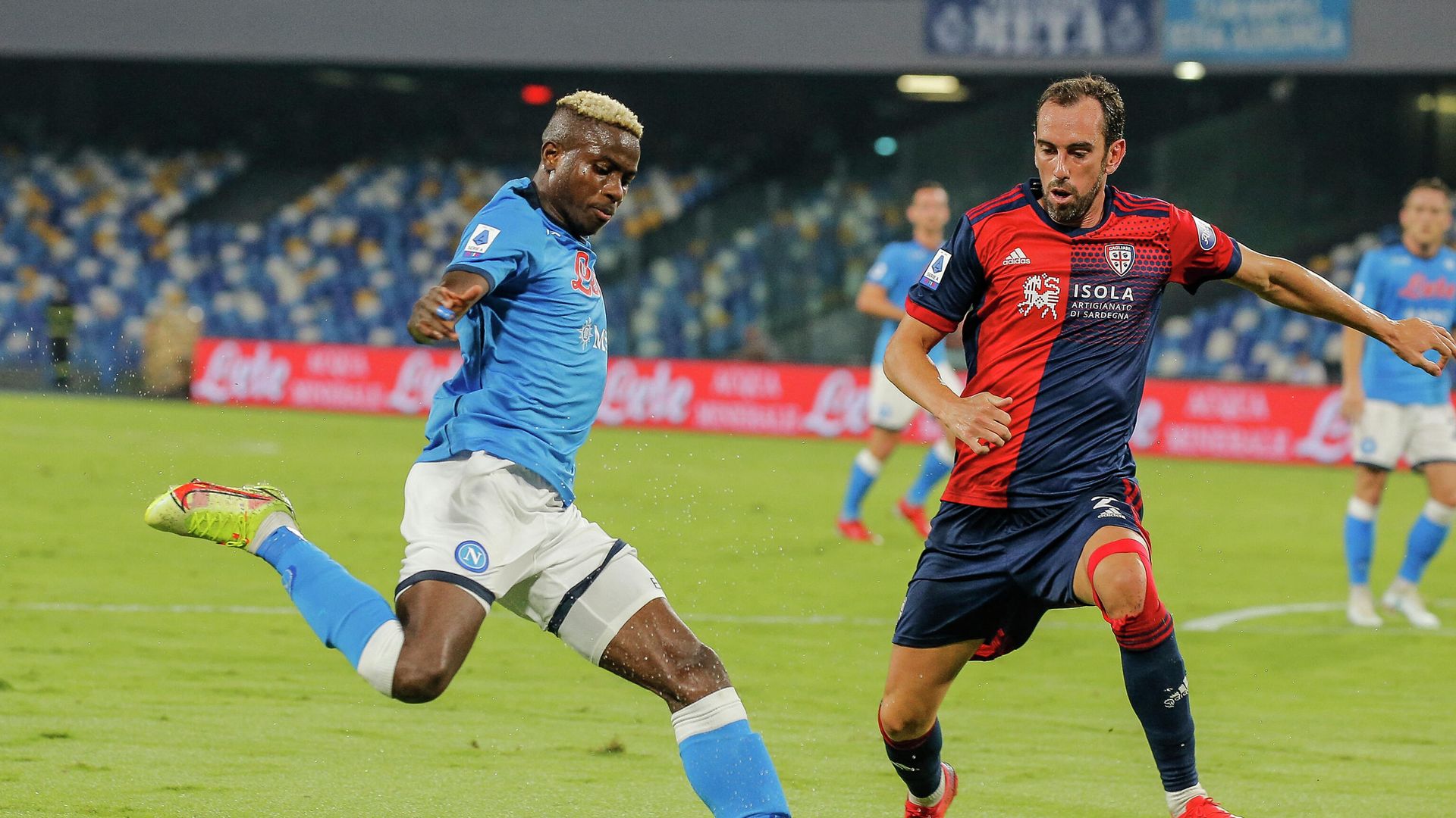 Napoli's Nigerian forward Victor Osimhen (L) challenges Cagliari's Uruguayan defender Diego Godin during the Italian Serie A between Napoli and Cagliari on September 26, 2021 at the Diego-Maradona stadium in Naples. (Photo by Carlo Hermann / AFP) Napoli's Nigerian forward Victor Osimhen (L) challenges Cagliari's Uruguayan defender Diego Godin during the Italian Serie A between Napoli and Cagliari on September 26, 2021 at the Diego-Maradona stadium in Naples. (Photo by Carlo Hermann / AFP) - РИА Новости, 1920, 27.09.2021