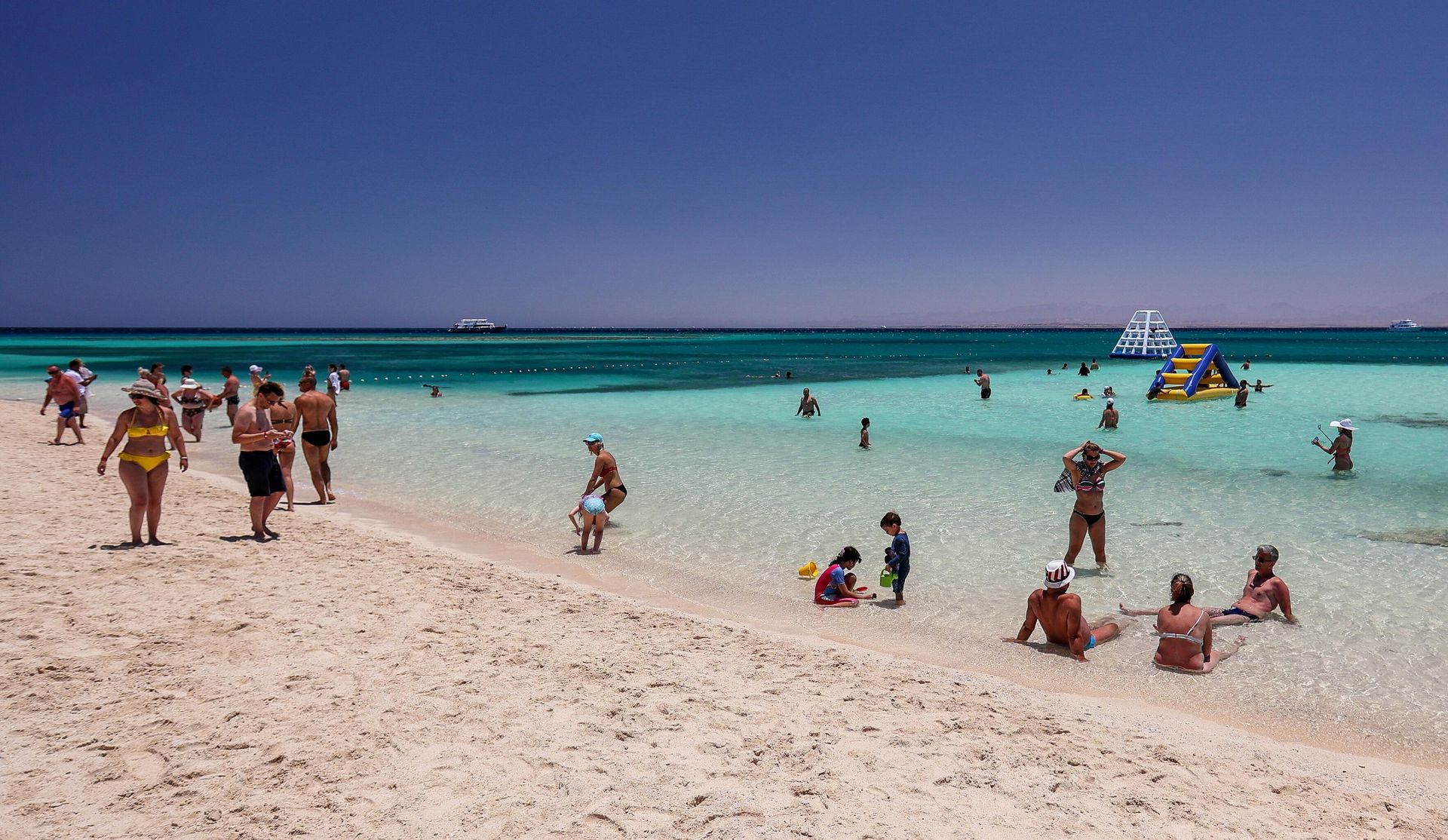 Туристы на пляже Paradise на острове Гифтун в Красном море возле города Хургада Туристы на пляже Paradise на острове Гифтун в Красном море возле города Хургада - РИА Новости, 1920, 15.06.2023