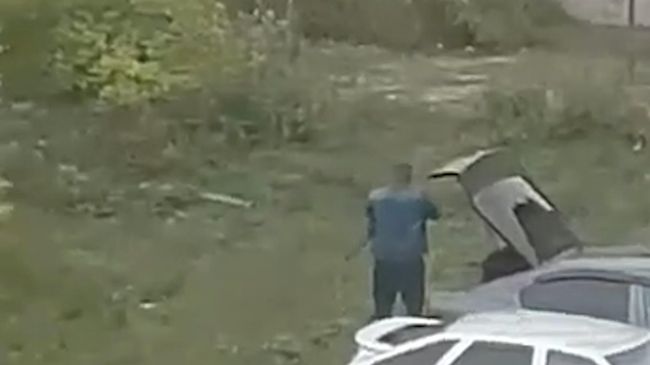 Мужчина стрелял по кошкам во дворе жилого дома в Мордовии. Кадры очевидцев