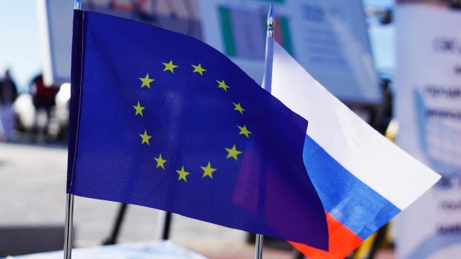 Флажки Европейского союза и России