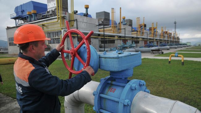 Сотрудник газокомпрессорной станции Воловец в Закарпатской области Украины