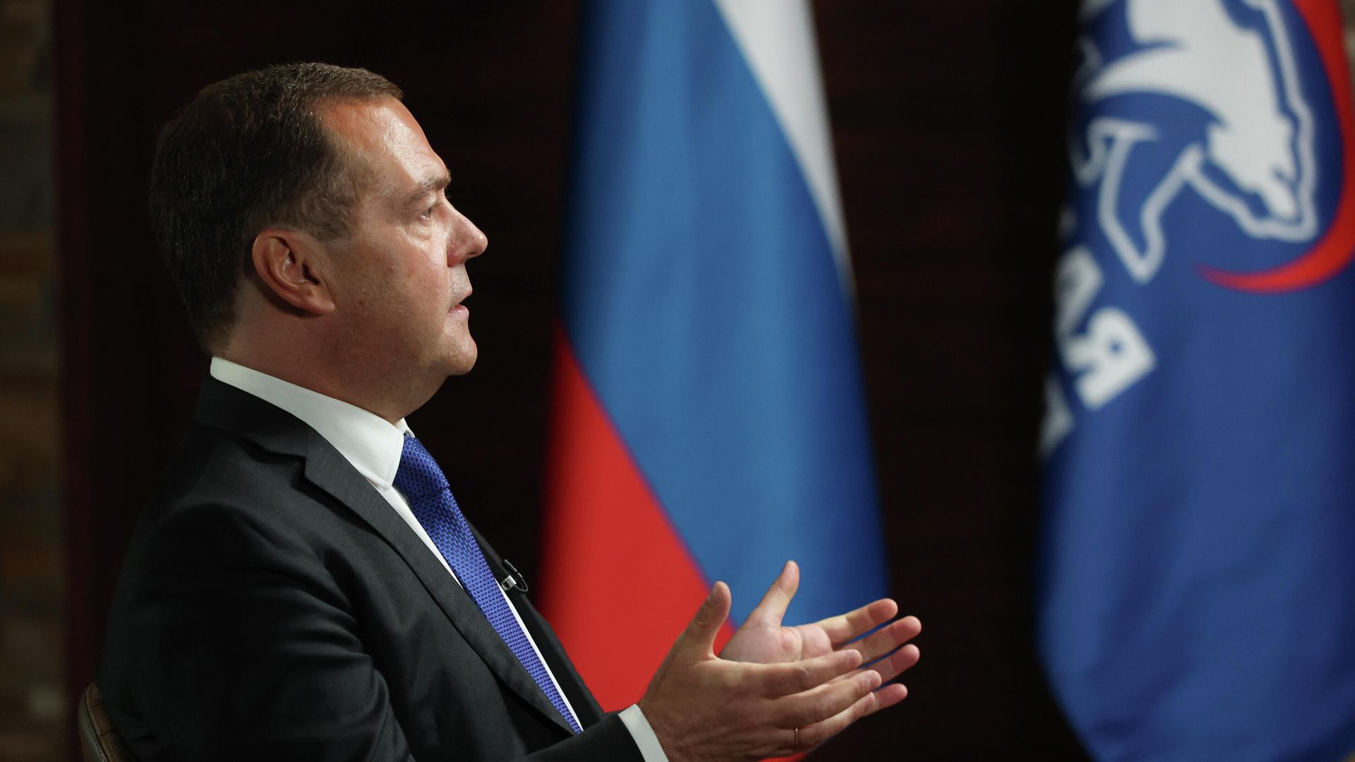 Председатель Единой России, заместитель председателя Совета безопасности РФ Дмитрий Медведев во время интервью телеканалу Russia Today Председатель Единой России, заместитель председателя Совета безопасности РФ Дмитрий Медведев во время интервью телеканалу Russia Today - РИА Новости, 1920, 28.09.2021