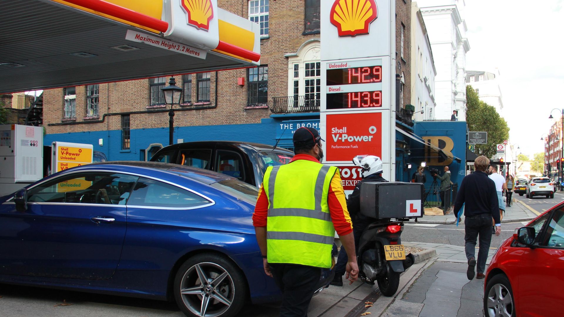 Очередь на автозаправочной станции Shell в Лондоне Очередь на автозаправочной станции Shell в Лондоне - РИА Новости, 1920, 28.09.2021